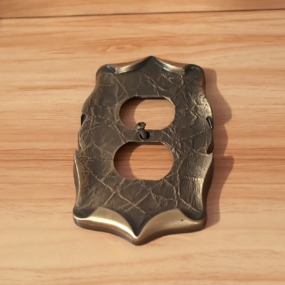 Vintage Amerock 1-gang brass receptacle plate